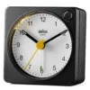 BRAUN BC02XBW SİYAH-BEYAZ KLASİK SEYAHAT ANALAOG ALARMLI MASA SAATİ
